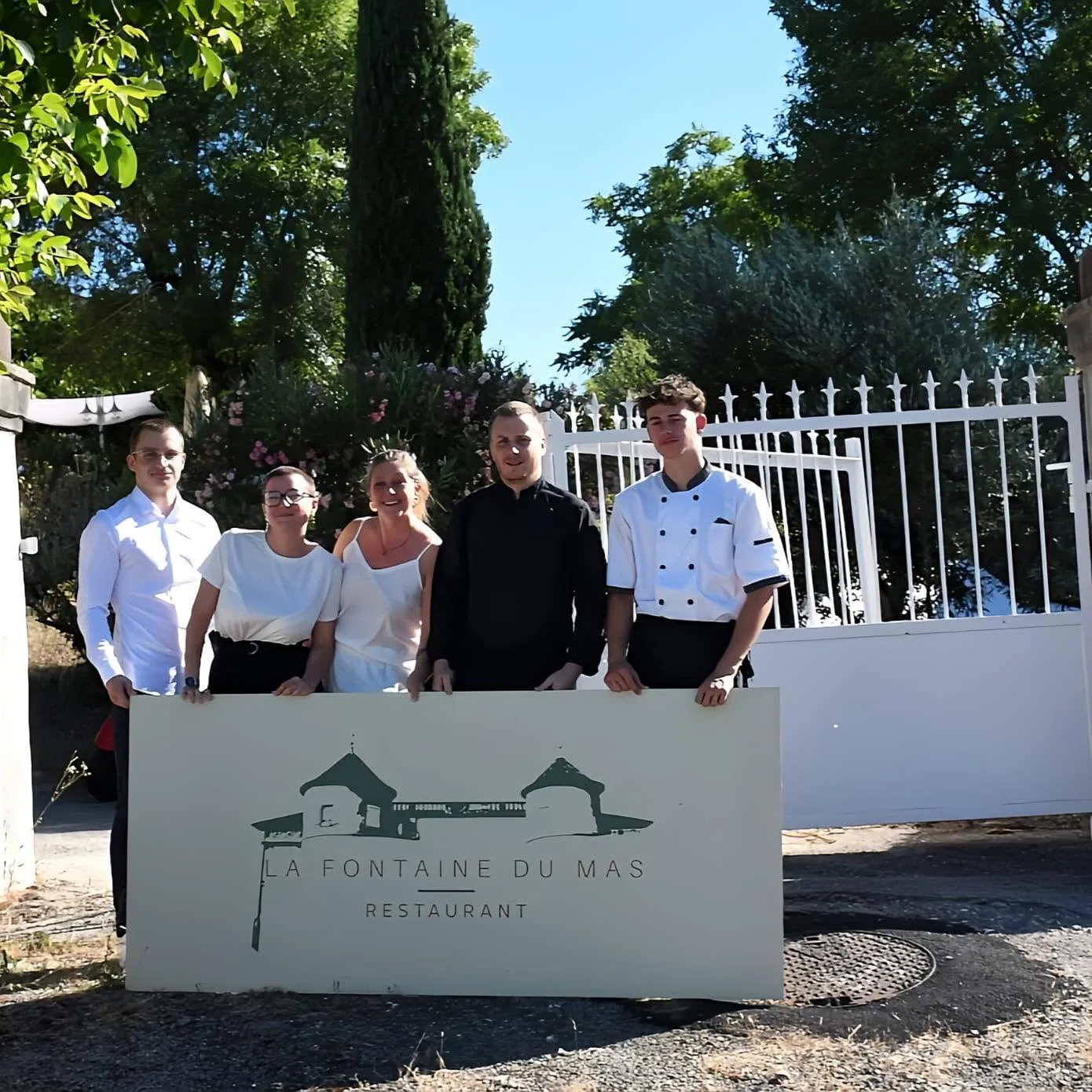 L’équipe de La Fontaine du Mas devant le restaurant